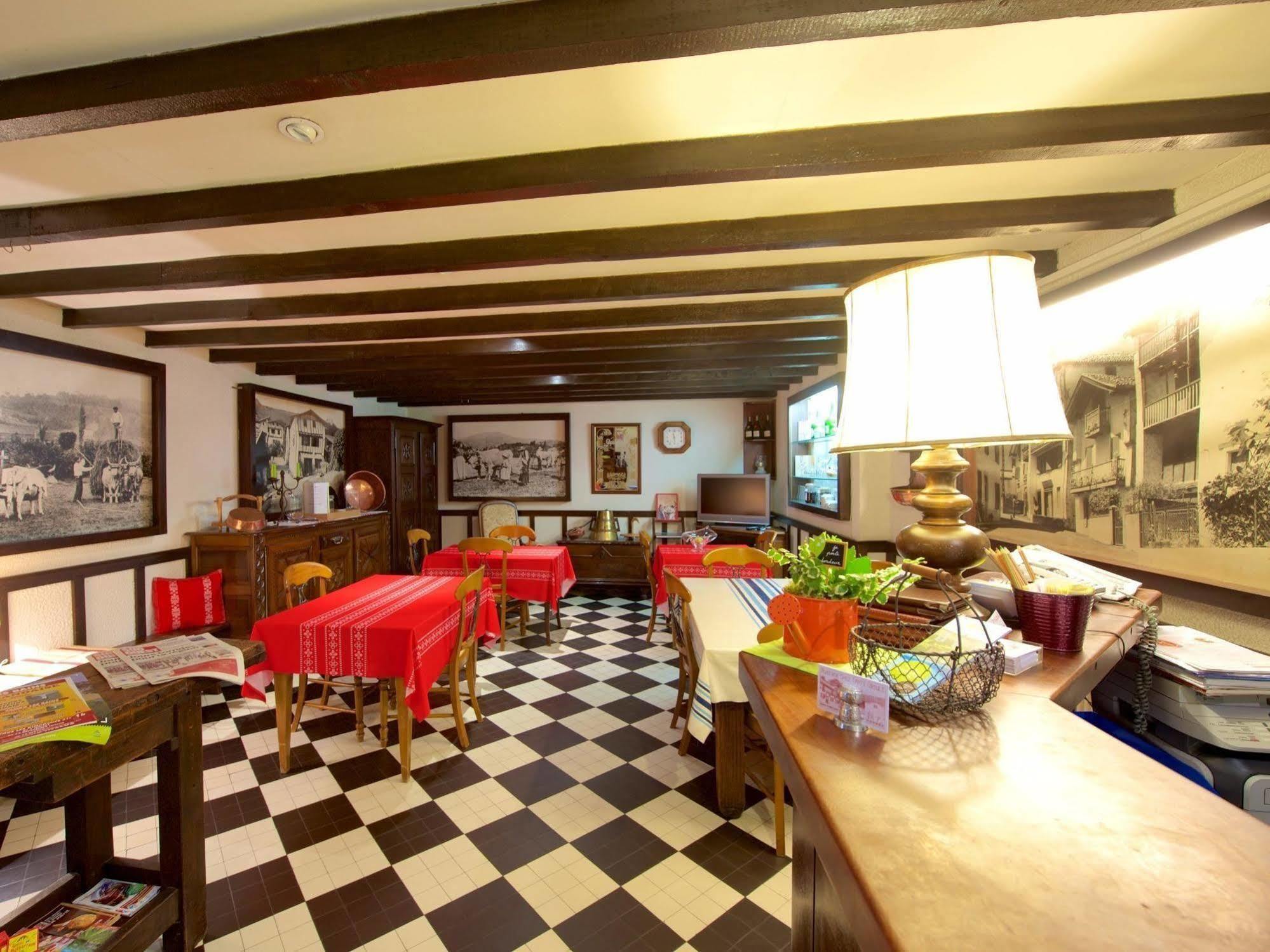 Auberge Chez Tante Ursule Cambo-les-Bains Exterior foto